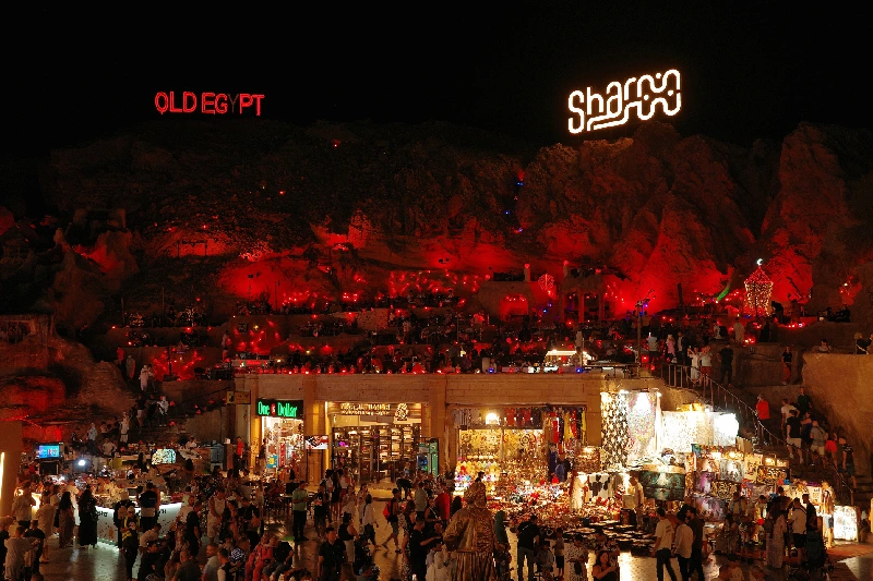 Plaza del antiguo mercado cerca de una cascada artificial y un monumento al atardecer. , Sharm El Sheikh,Egipto