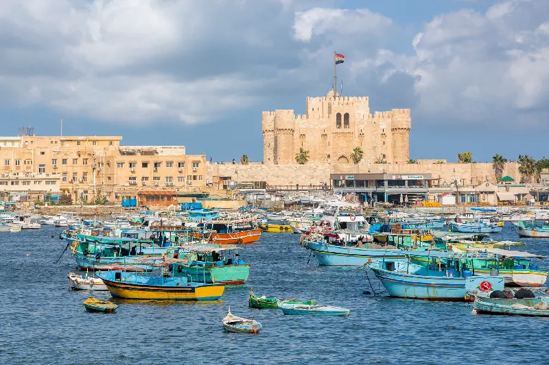 La ciudadela de Qaitbay se alza sobre el emplazamiento del antiguo faro de Alejandría.