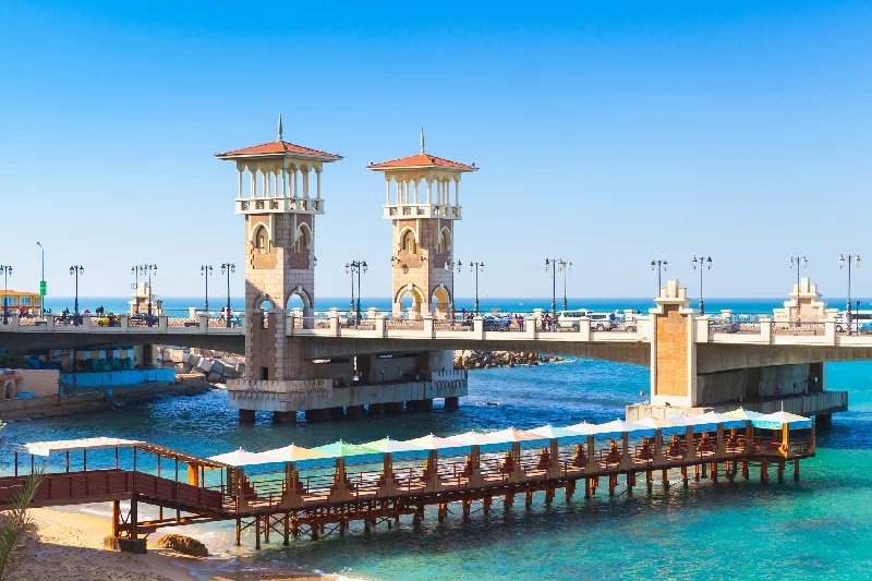 Playa y puente de Stanley, lugar emblemático de Alejandría, Egipto.