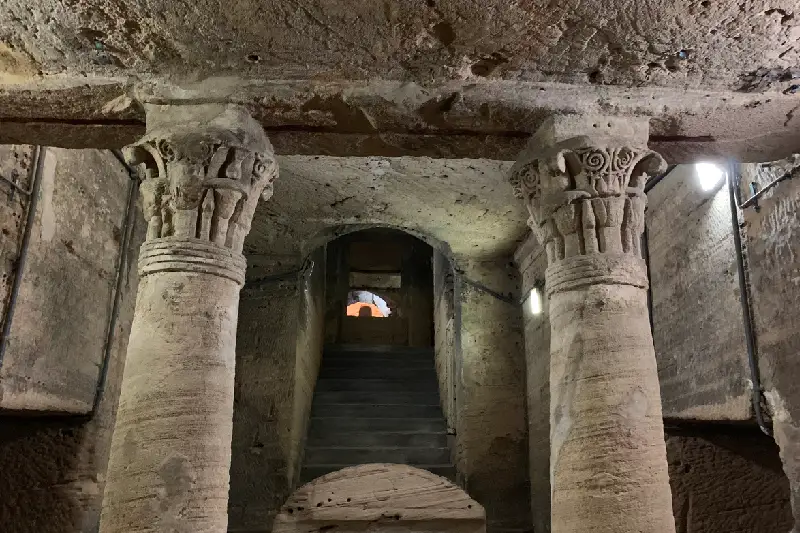 Las catacumbas de Kom El-Shoqafa , que datan del período romano (siglos I-IV d. C.) en Alejandría.