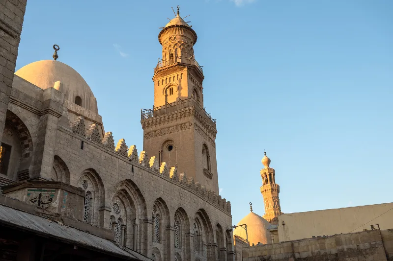 El complejo de Qalawun es un enorme conjunto religioso ubicado en Bayn al-Qasrayn, en la calle al-Mu'izz, en el centro de El Cairo, Egipto.