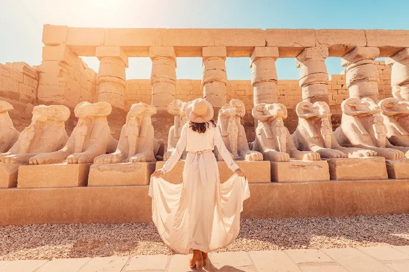 Donna nel mezzo di un colonnato egizio durante un viaggio a Luxor con Viaggiare nel Mondo