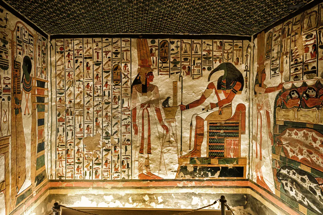 Nefertari ante el dios Thoth en la sala anexa de su tumba, Valle de las Reinas, Egipto – cultura egipcia antigua.