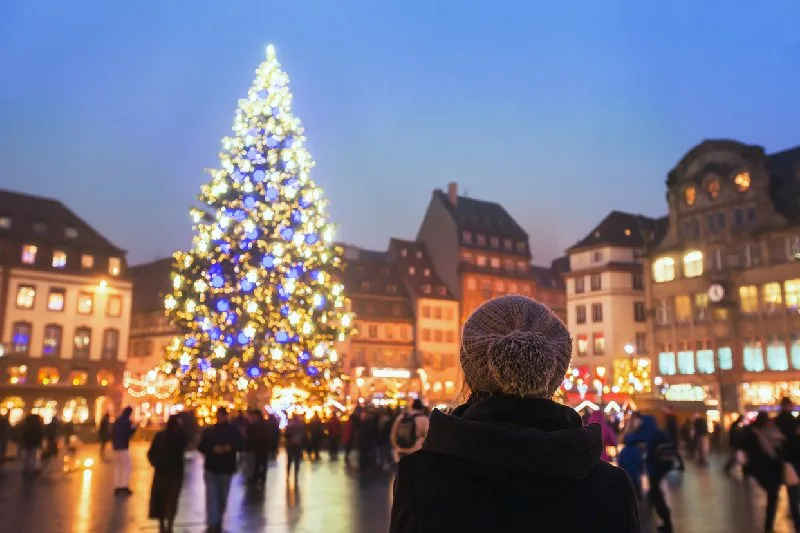 Árbol de Navidad iluminado durante el Fin de Año en Egipto.