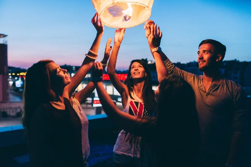 Grupo de amigos disfrutando del Fin de Año en Egipto.
