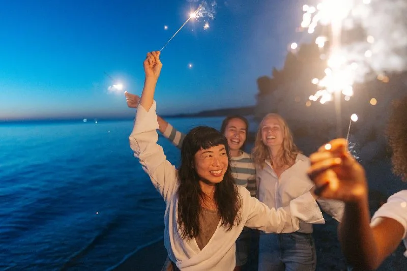 Amigos disfrutando del Fin de Año en Egipto junto al mar.