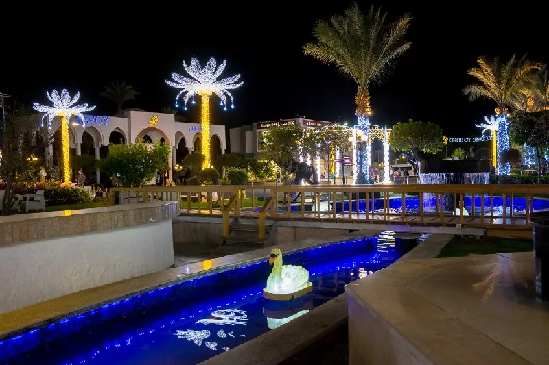 SOHO Square de noche con luces decorativas en Sharm El Sheij.