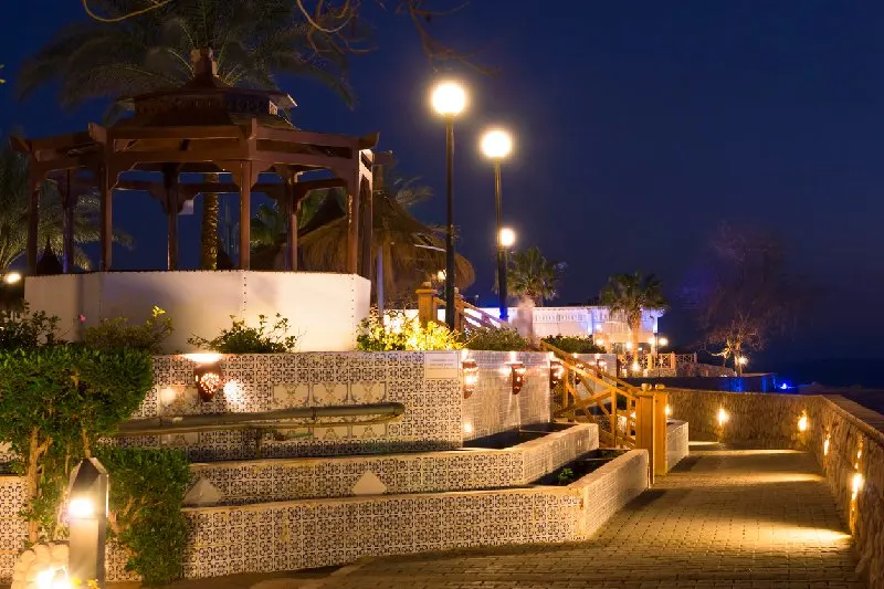 Zona iluminada de SOHO Square en Sharm El Sheij junto al mar.