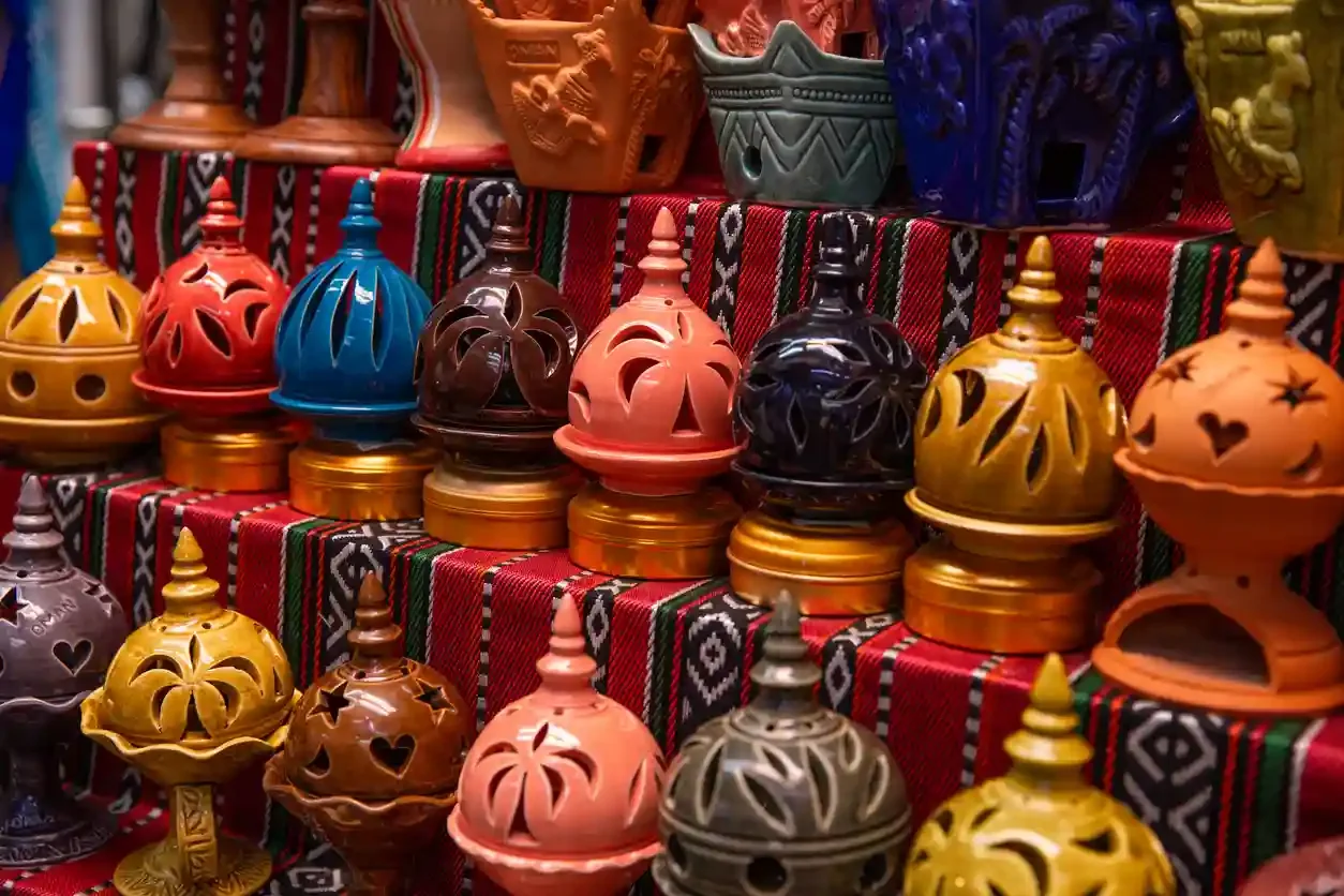 bruciaincenso in un souk tradiozionale in oman