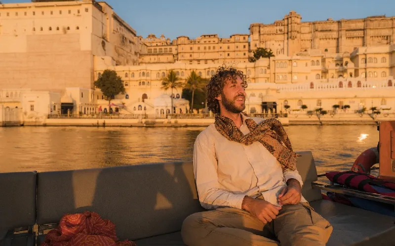 Un uomo al palazzo di Udaipur
