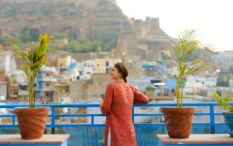 Una donna in la città blu Jodhpur