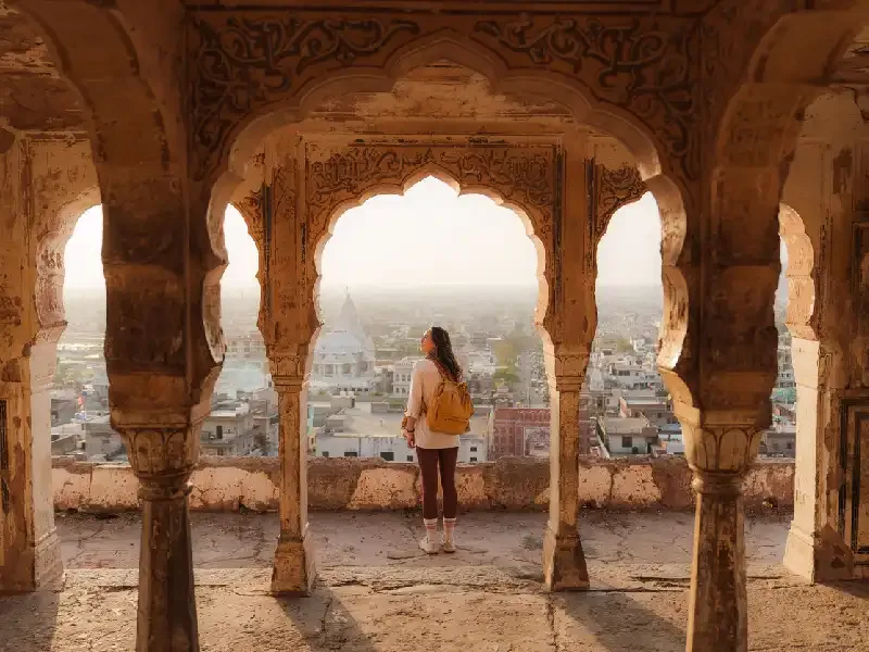una turista in un attrazione in india