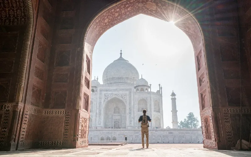 un uomo a taj mahal