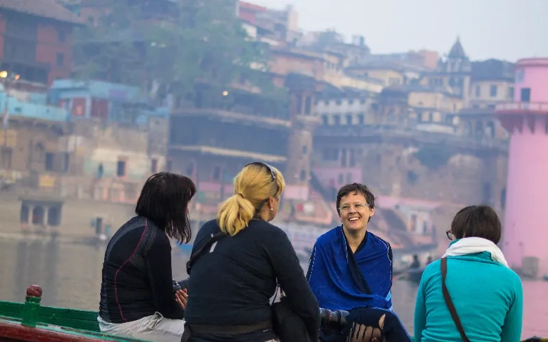 Un grouppo di turisti in varanasi