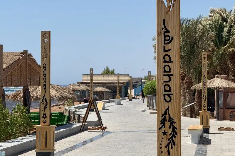 Postes con el nombre Dahab en el paseo frente al Mar Rojo, Egipto.