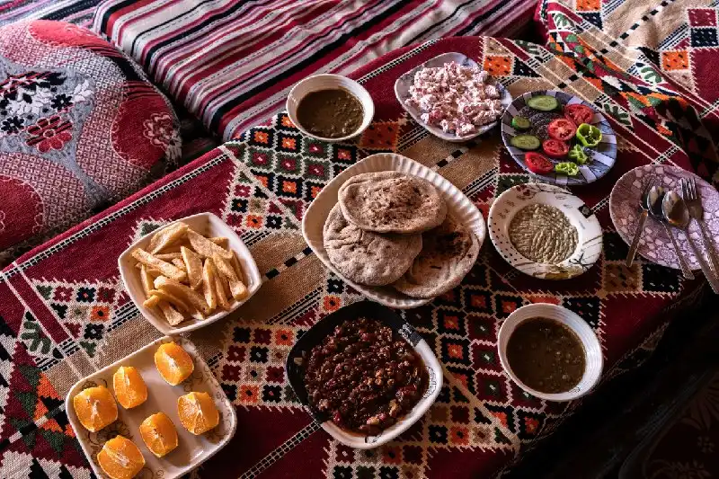 Plato de comida típica egipcia servido en Dahab, Egipto, con pan, vegetales y guisos.