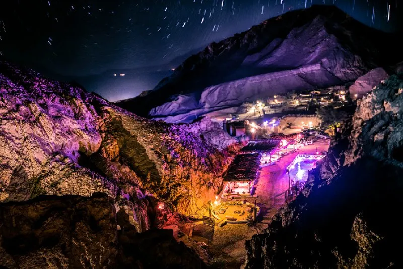 Vista nocturna de Dahab con luces y ambiente de festival.