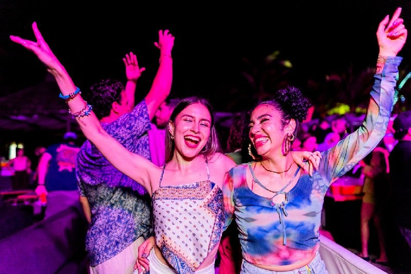 Público disfrutando de un festival de música electrónica frente a las Pirámides de Guiza.