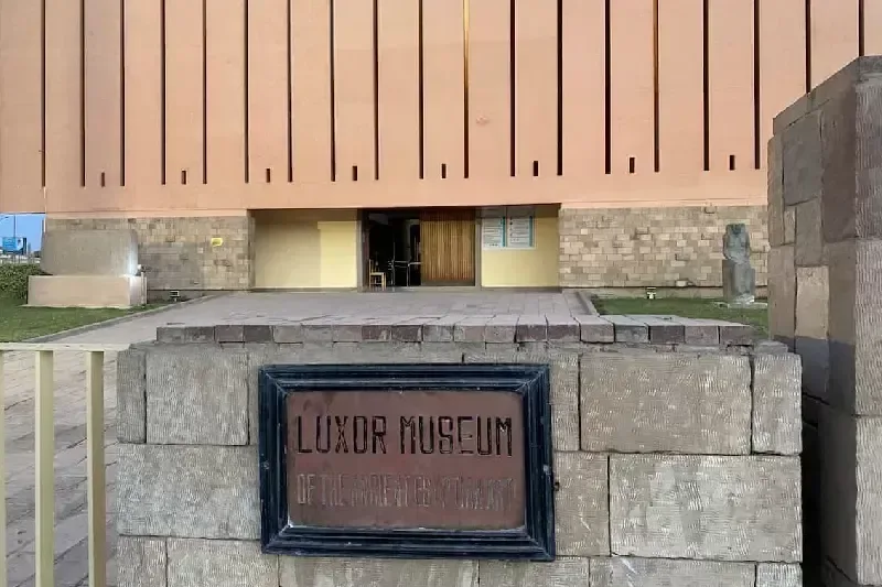 Ingresso del Museo di Luxor con l'insegna in pietra