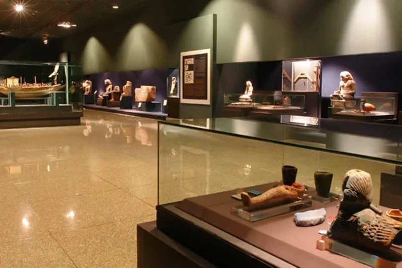 Sala espositiva del Museo di Luxor con reperti in vetrine