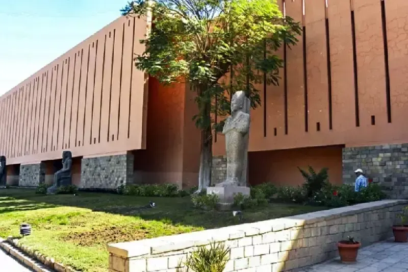 Facciata e giardino del Museo di Luxor con statue antiche