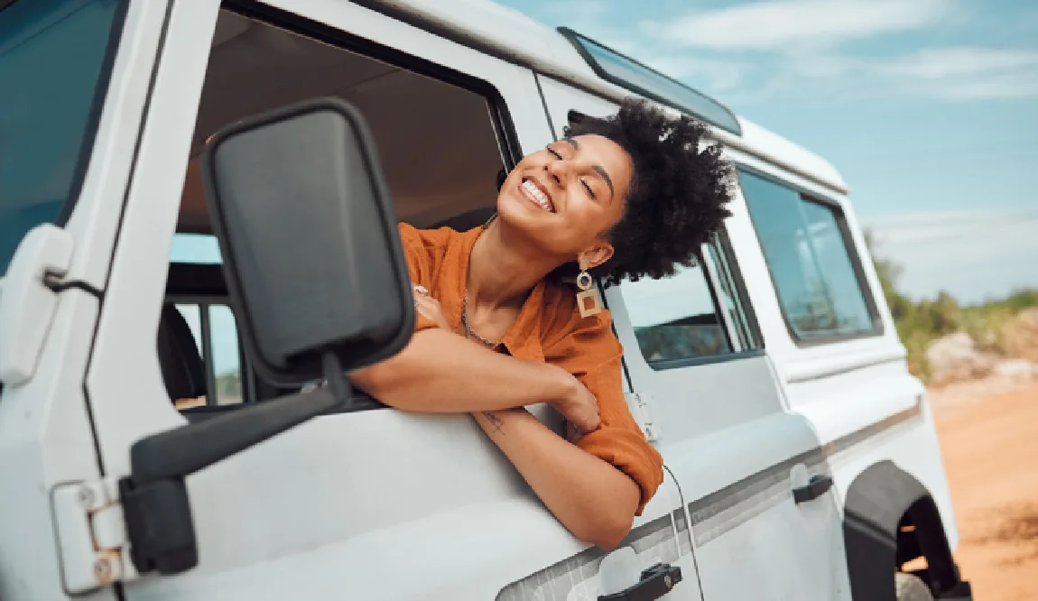 mujer en un coche