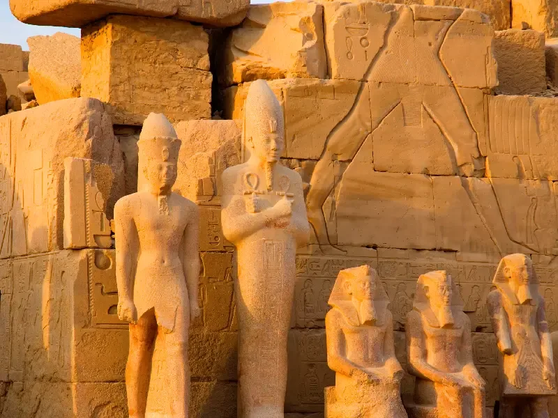 Statue faraoniche del Tempio di Karnak a Luxor illuminate dal sole