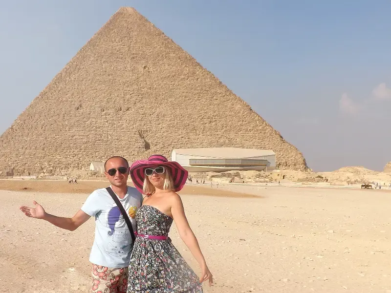 Coppia di viaggiatori in posa davanti alla Piramide di Chefren a Giza
