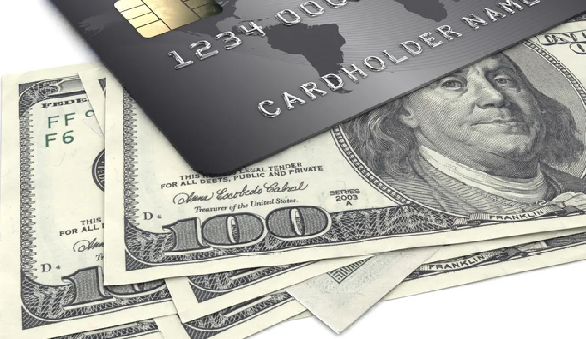 Dinero en efectivo y tarjetas de crédito