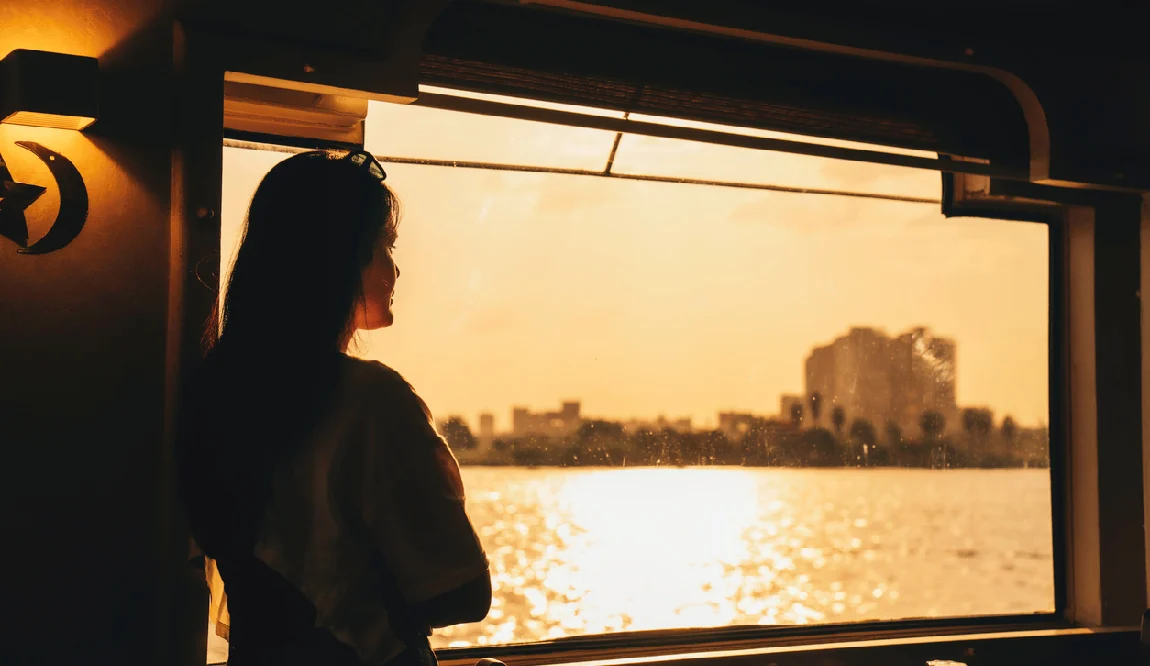 una chica en un crucero en el nilo