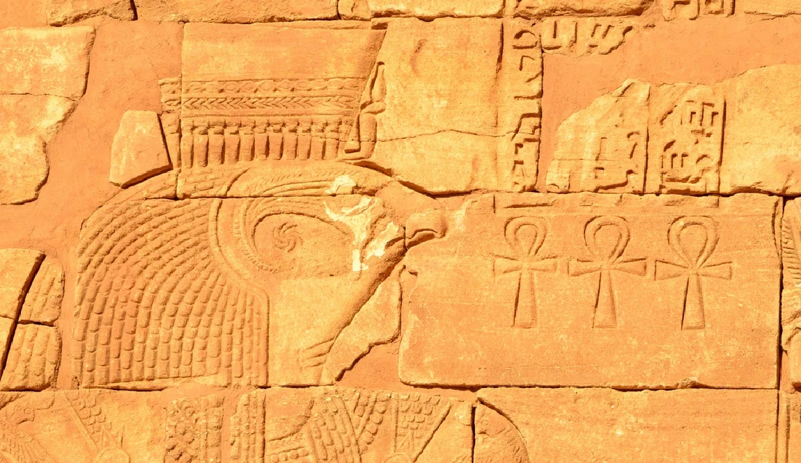Relieve egipcio antiguo con representaciones de símbolos