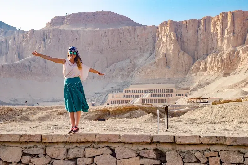 Viaggiatrice davanti al Tempio di Hatshepsut a Luxor