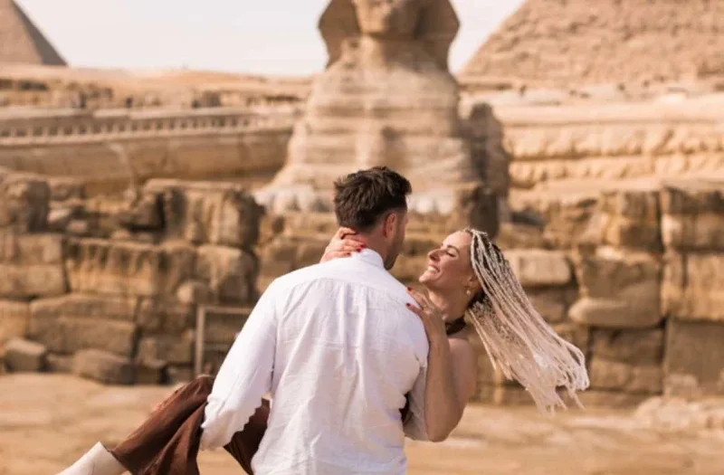 Coppia davanti alla Sfinge di Giza, Egitto