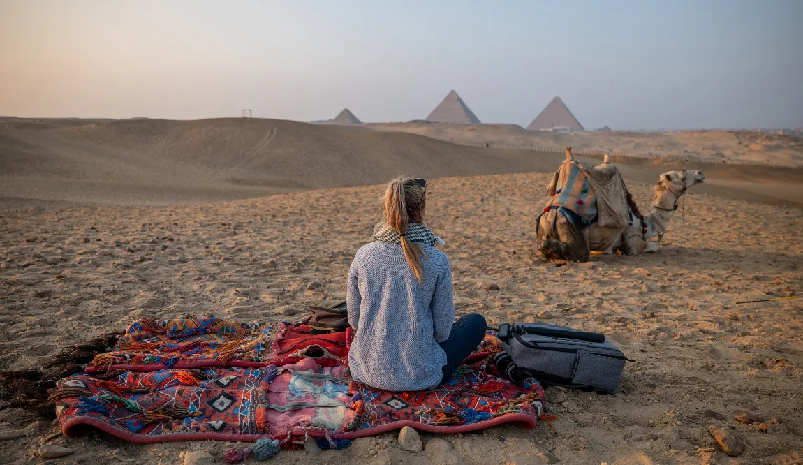 una turista visita  las Pirámides de Giza