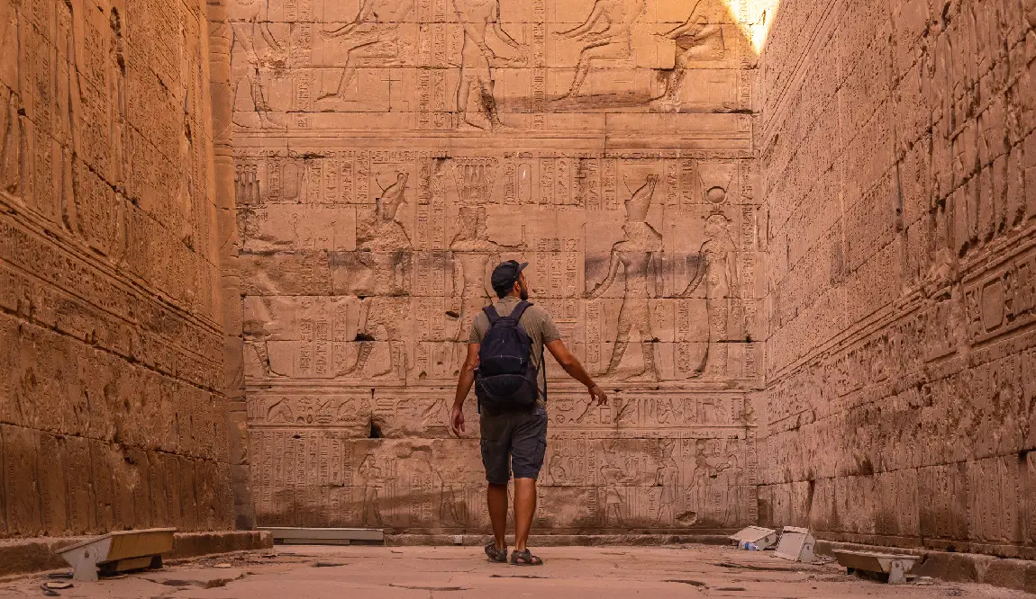 un turista en un templo en egipto