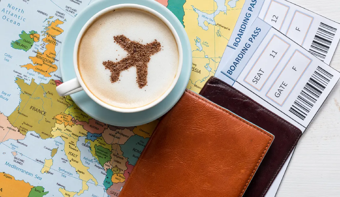 Una mapa y billetes de avion