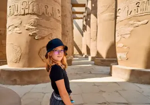 Escursione Luxor da Hurghada, una ragazza a Luxor