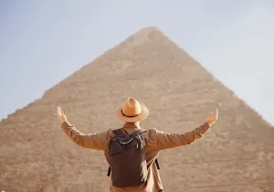Escursione da Hurghada al Cairo in aereo, un uomo davanti alle piramidi