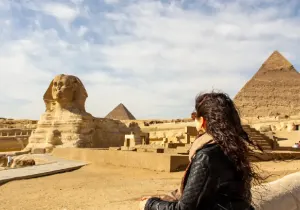 Escursione Piramidi Giza, una ragazza guarda la grande piramide di Giza