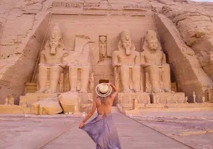 Escursione Abu Simbel da Assuan in Aereo, una donna ad Assuan