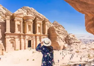 una donna visita petra, tour giordania 7 giorni