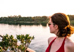 Viaggio in Egitto Piramidi, una donna a bordo della crociera