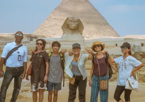 un gruppo davanti alla piramidi, tour egitto 7 giorni