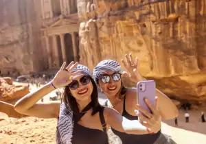 Due Raggaze a Petra, tour giordania 4 giorni