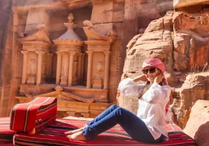 Una Donna a petra, itinerario giordania 5 giorni