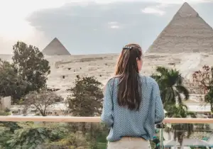 Una Donna davanti alle Piramidi, tour egitto offerte