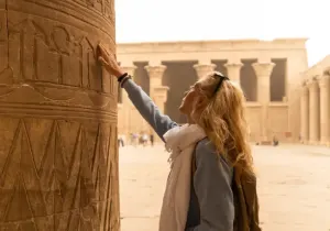 Una Donna nel Tempio di Edfu, viaggio straordinario in egitto
