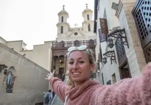 Una Donna davanti a una chiesa in Egitto, tour religioso in egitto