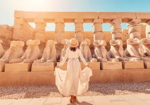 una donna al tempio del karnak, viaggio a luxor lusso