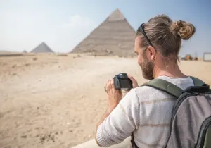 Uomo nelle PIramidi di Giza, viaggio di lusso in egitto